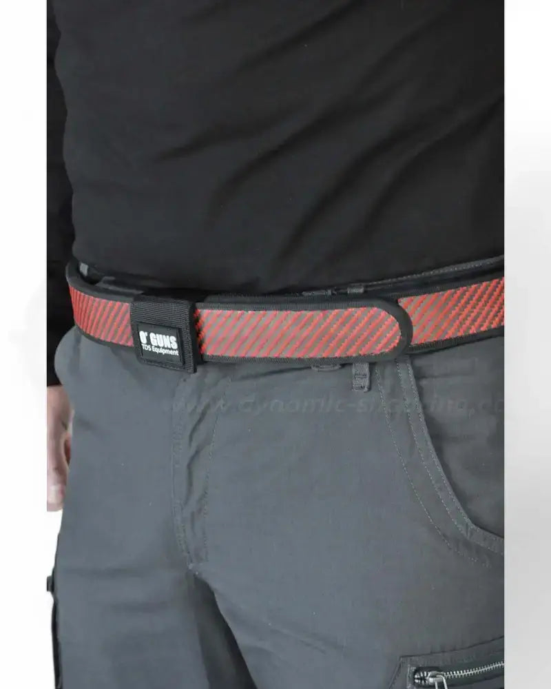Highend IPSC Gürtel vom italienischen Hersteller OGUNS Equipment - der Competition PRO Carbon Belt in der Farbe Red Carbon an einem IPSC Schützen angelegt