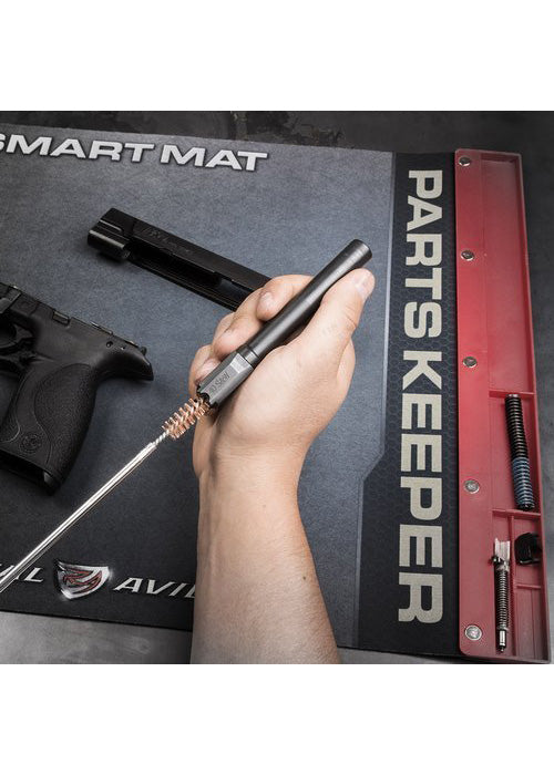 Real Avid Smart Mat Reinigungsmatte bei der Pistolenreinigung