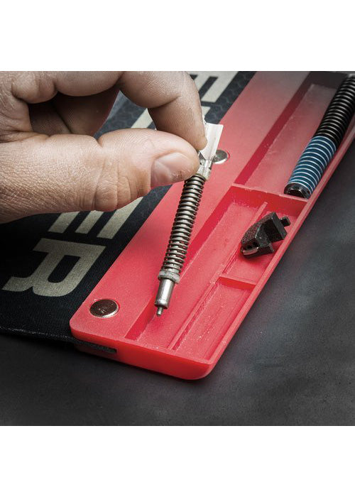 Real Avid Smart Mat Reinigungsmatte, Parts Keeper Teileablage im Einsatz