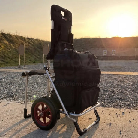 DAA Range Cart Stage Runner mit Tasche im Einsatz auf Schießstand mit Zielscheiben im Hintergrund
