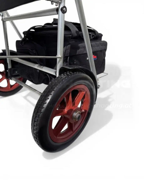 Seitenansicht mit Tasche und Rad des DAA Range Cart Stage Runner