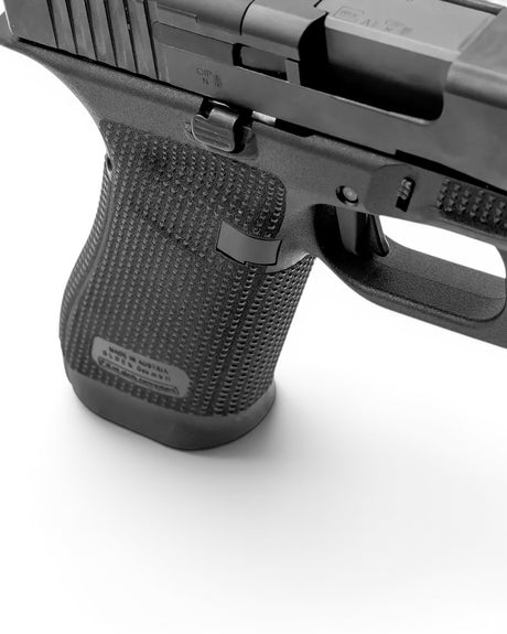 Verlängerter Magazinauswurfknopf für Glock Pistolen der Generation - der Eemann Tech Ultimate Extended Magazine Catch für Glock Gen 6 eingebaut in einer Glock 17 Gen 6