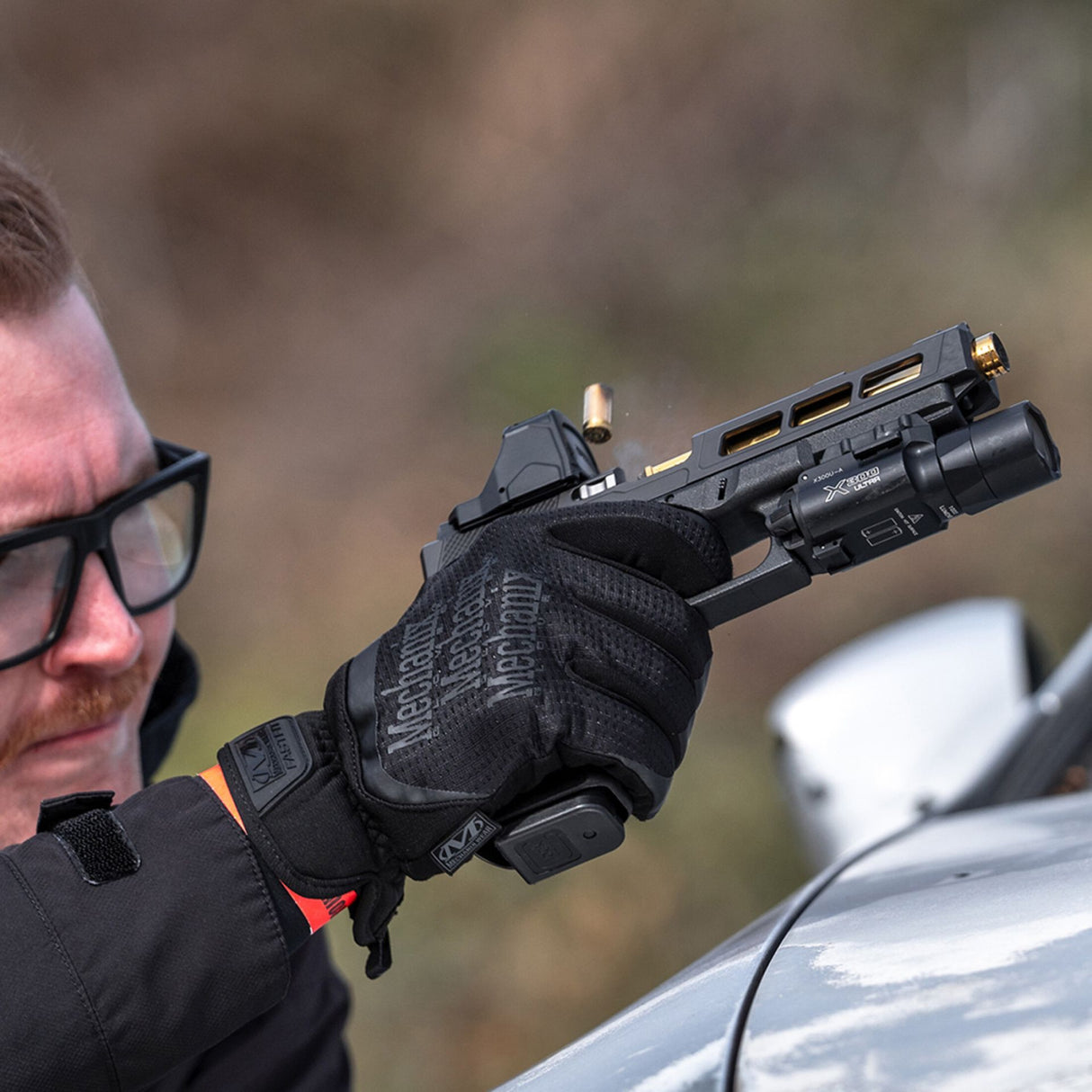 OpticGard Schutzcover auf Holosun 507 COMP montiert – Pistole im Einsatz mit ausgeworfener Hülse