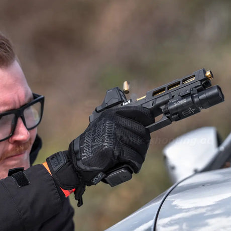 OpticGard Schutzcover auf Holosun 507 COMP montiert – Pistole im Einsatz mit ausgeworfener Hülse