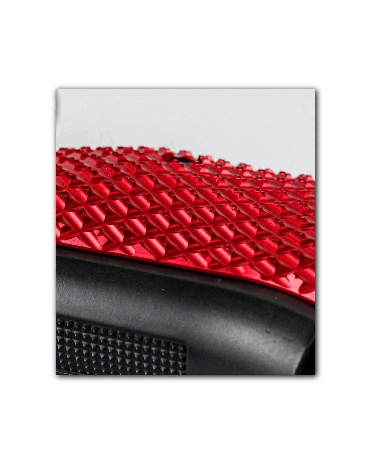 LOK Grips JAWS Textur Nahaufnahme auf CZ 75 – rote Aluminium-Griffschale mit scharfen Pyramidenzähnen montiert auf Pistole