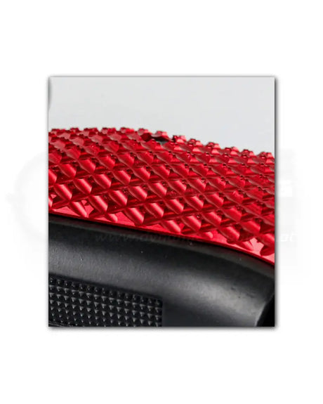 LOK Grips JAWS Textur Nahaufnahme auf CZ 75 – rote Aluminium-Griffschale mit scharfen Pyramidenzähnen montiert auf Pistole