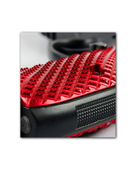 LOK Grips JAWS Palm Swell Griffschale Detailaufnahme der aggressiven Pyramiden-Textur in Rot auf CZ 75