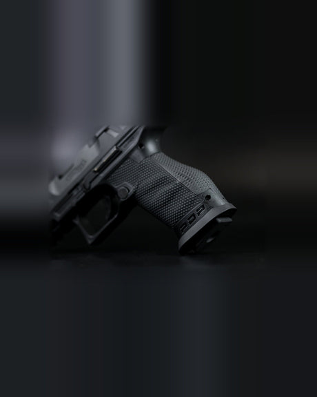Walther PDP Compact mit montiertem LOK Grips Magazintrichter in Black Cerakote – Gesamtansicht der Pistole