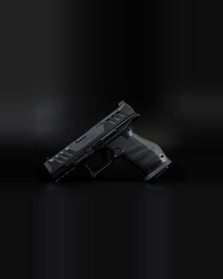 Detailaufnahme des LOK Grips Messing Magazintrichters in Black Cerakote am Griffstück der Walther PDP