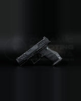 Detailaufnahme des LOK Grips Messing Magazintrichters in Black Cerakote am Griffstück der Walther PDP