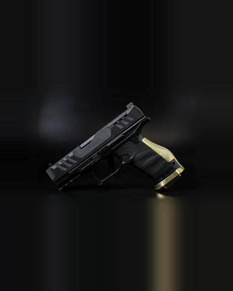 etailaufnahme des LOK Grips Messing Magazintrichters in Raw Brass mit Messing Backstrap an der Walther PDP