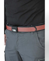 Highend IPSC Gürtel vom italienischen Hersteller OGUNS Equipment - der Competition PRO Carbon Belt in der Farbe Red Carbon an einem IPSC Schützen angelegt 