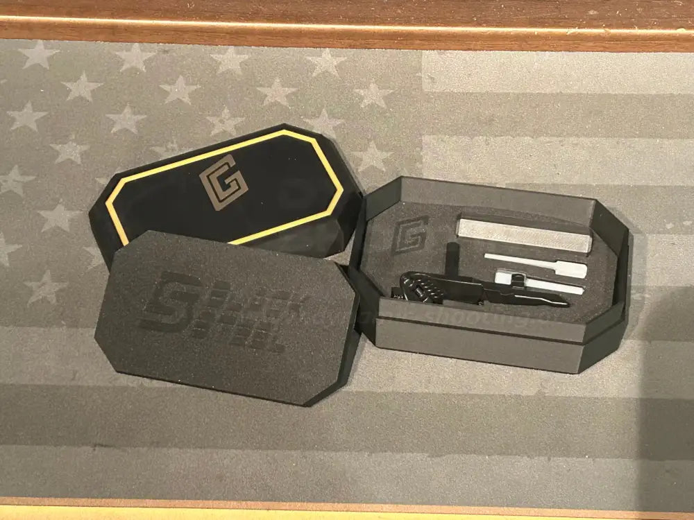 Lieferumfang der Grip Control Daumenauflage für Staccato 2011 mit Verpackung und Installationswerkzeug