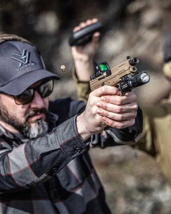 Vortex Defender ST Micro Green Dot Visier offenes Rotpunktvisier mit grünem 3 MOA Punkt in Action beim Schießen montiert auf einer Pistole
