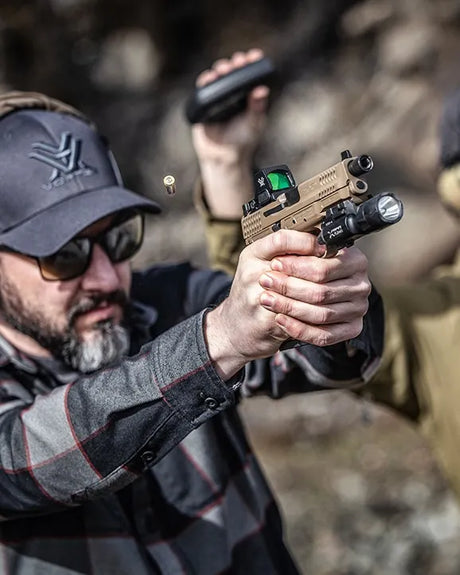 Vortex Defender ST Micro Green Dot Visier offenes Rotpunktvisier mit grünem 3 MOA Punkt in Action beim Schießen montiert auf einer Pistole