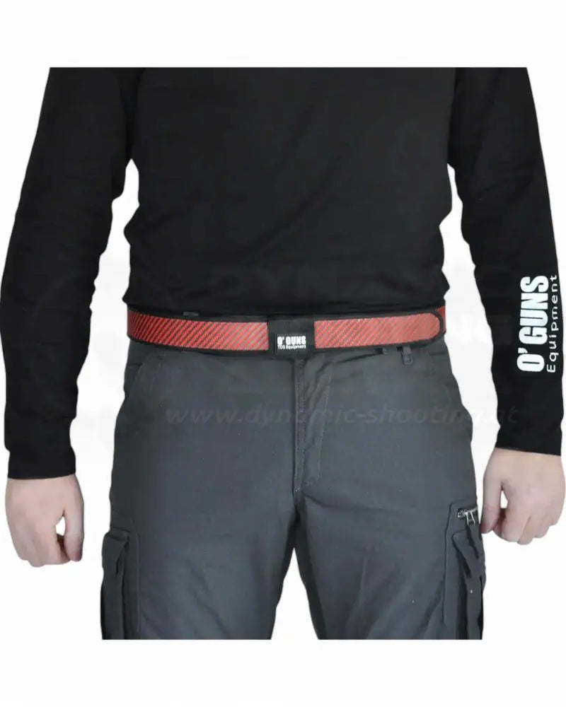 Highend IPSC Gürtel vom italienischen Hersteller OGUNS Equipment - der Competition PRO Carbon Belt in der Farbe Red Carbon an einem IPSC Schützen angelegt 