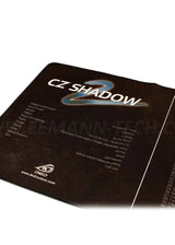 DED Custom Waffenreinigungsunterlage CZ Shadow 2, Detailansicht mit Logo