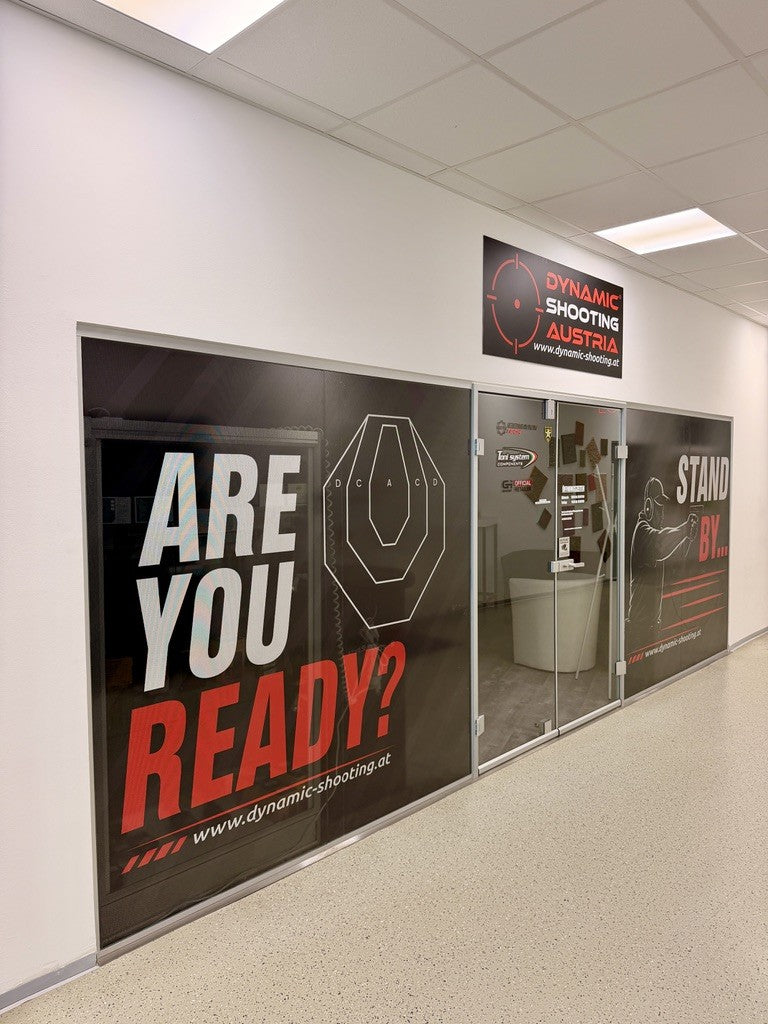 Folierte Glasfront von Dynamic Shooting Austria mit dem Schriftzug Are you ready