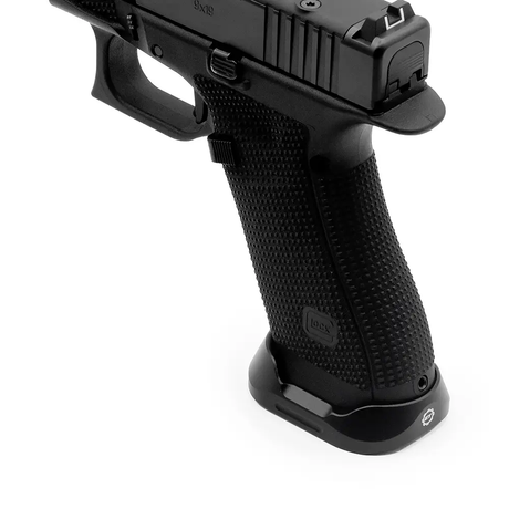 Eemann Tech Competition Magazintrichter mit Messing-Plug für Glock 17/45 Gen 6 - montiert an Glock 17 Gen 6