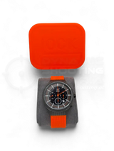 Original Glock Uhr Global mit orangem und schwarzem Mesh Band im orangen Glock Case