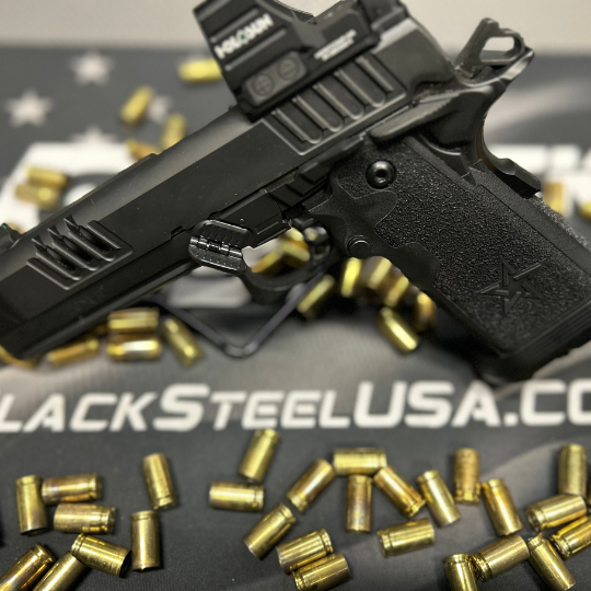 Grip Control klappbare Daumenauflage von BlackSteel USA montiert an einer Staccato 2011 Pistole in Schwarz